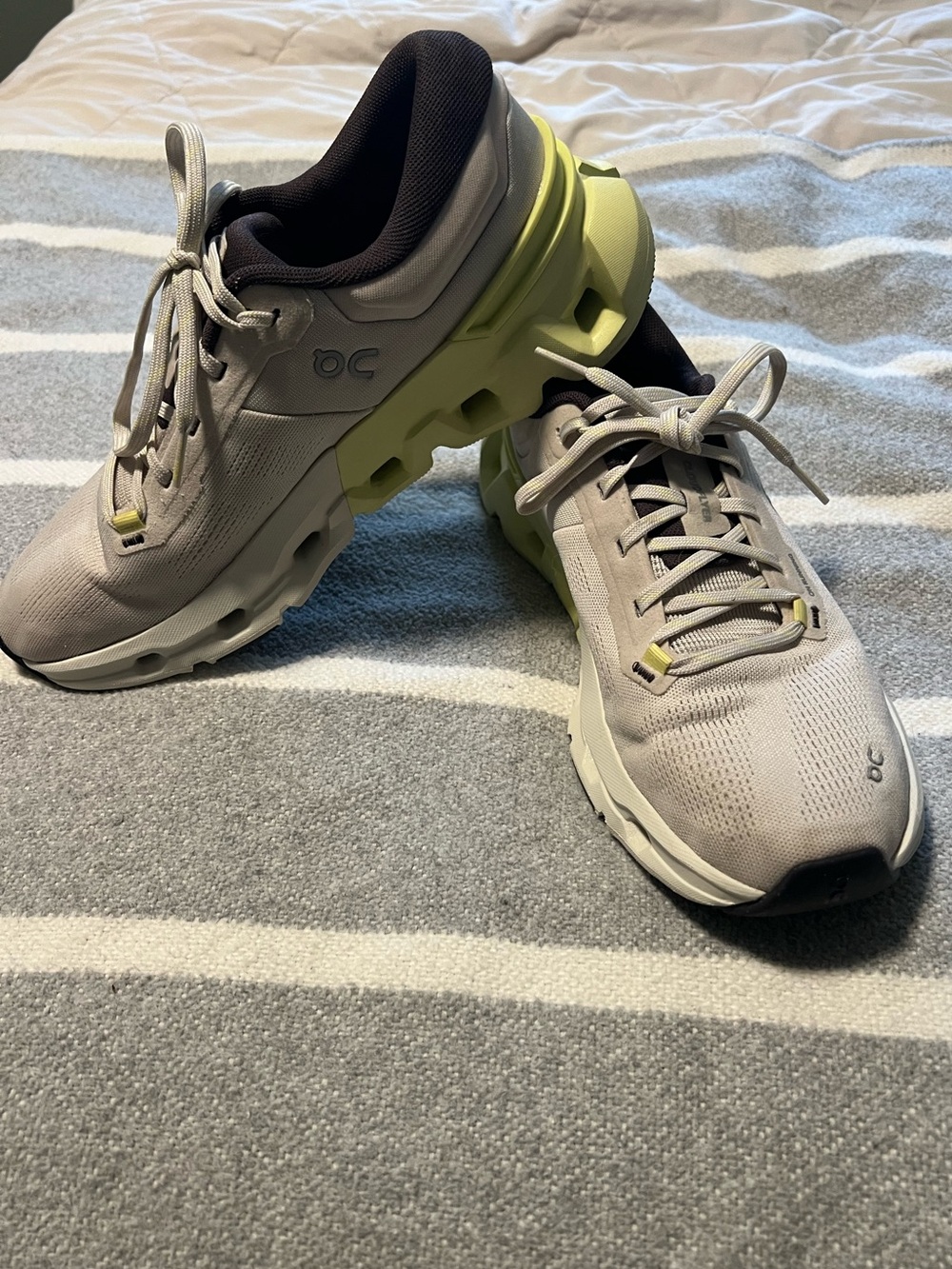 Women’s ON Cloudflyer 5 SIZE 10.5
color:hay/pearl